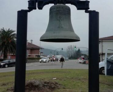 El Ayuntamiento instala un monumento a la campana en la rotonda de San Mamés