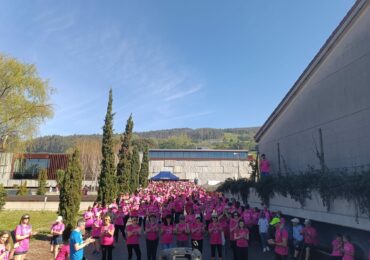 Cerca de 600 personas participan en la marcha solidaria contra el cáncer de mama