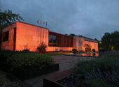 La fachada del Ayuntamiento de Meruelo se ilumina de  color naranja con motivo del Día Mundial de la Distrofia Facioescapulohumeral (FSHD)