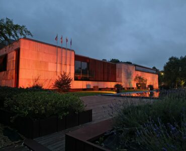 La fachada del Ayuntamiento de Meruelo se ilumina de color naranja con motivo del Día Mundial de la Distrofia Facioescapulohumeral (FSHD)