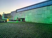 La luz verde ilumina la fachada del edificio del Ayuntamiento de Meruelo en el Día Internacional de la ELA