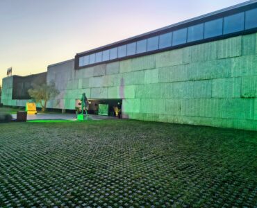 La luz verde ilumina la fachada del edificio del Ayuntamiento de Meruelo en el Día Internacional de la ELA